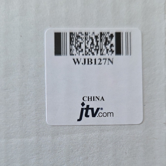WOLF Medium Ring Box with Window and LusterLoc - Picture 5 of 6